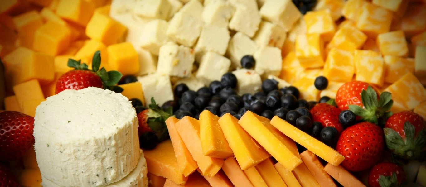 Να γιατί δεν πρέπει να τυλίγουμε τα τυριά με μεμβράνη τροφίμων